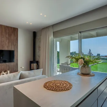 Villa Kallies With Shared Pool *